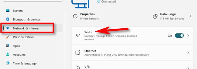 Klik in Windows 11 Instellingen op 'Netwerk en internet' en selecteer vervolgens 'Wi-Fi'.