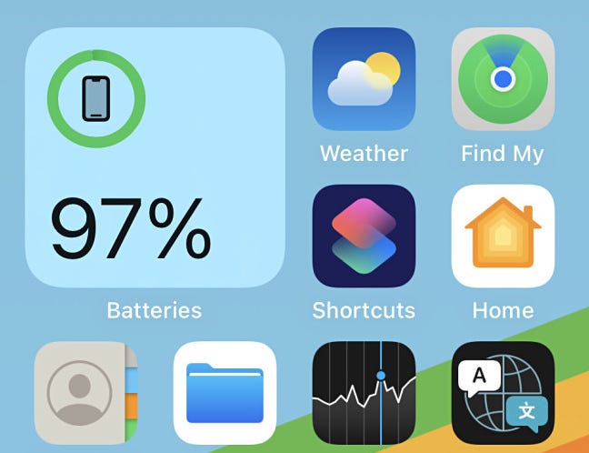 Un esempio del widget "Batterie" che mostra la percentuale della batteria dell'iPhone nella schermata iniziale.