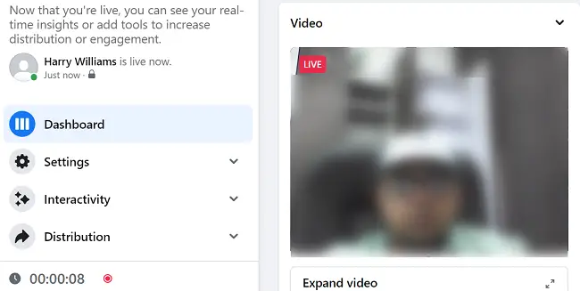 Streaming video live pe Facebook pe desktop.