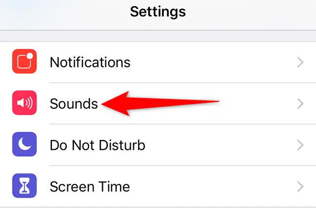 Atingeți „Sunete” în Setări pe iPhone.