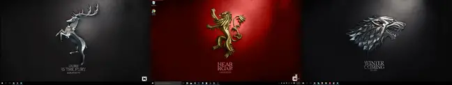 Achtergronden met Game of Thrones-thema willekeurig gerangschikt op drie desktops. 